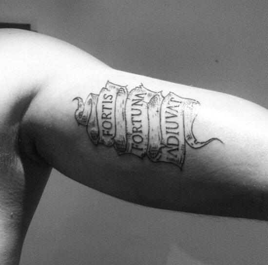 La fortune aide les courageux avec un tatouage en latin