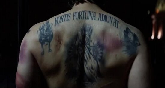 La fortune aide les courageux avec un tatouage en latin