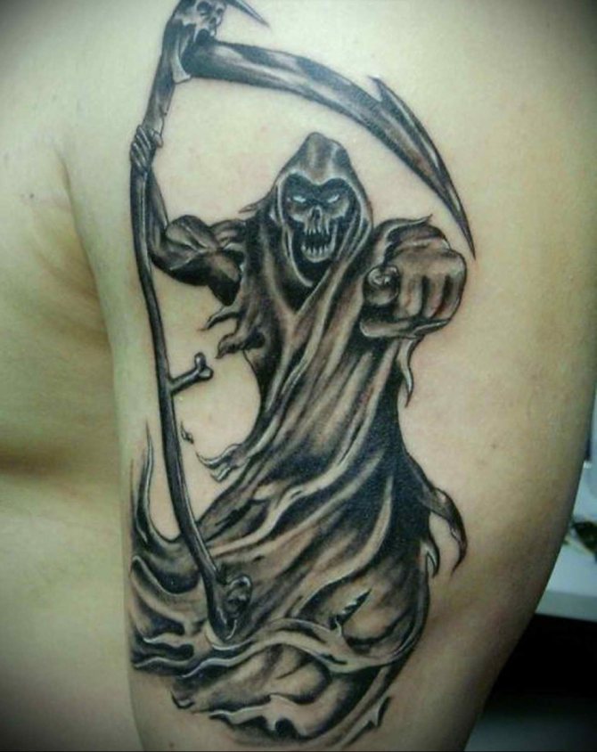 La mort avec une faux comme tatouage d'avertissement