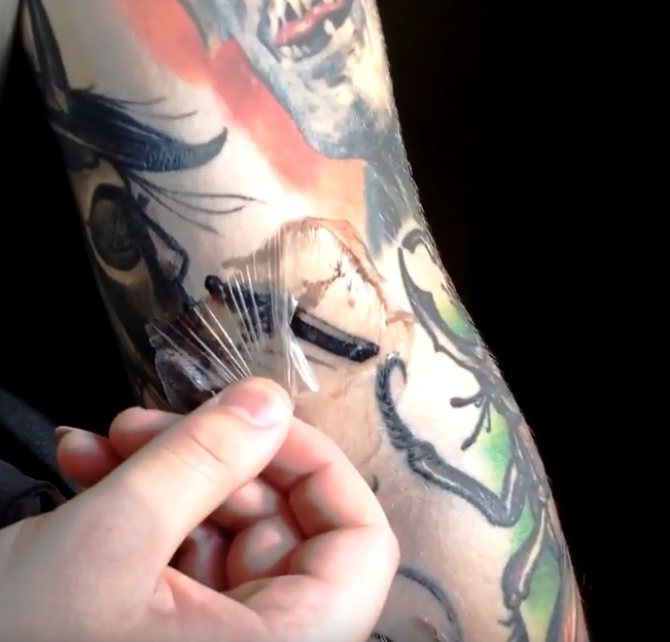 Retirer le film de cicatrisation du tatouage