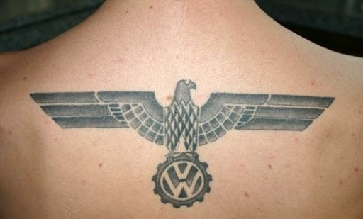 Combinaison d'un aigle et de l'emblème de VW