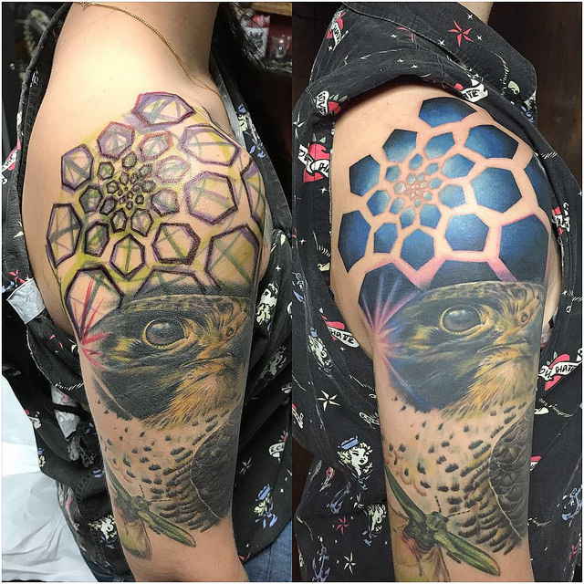 Tatouage de faucon sur l'épaule, réalisme