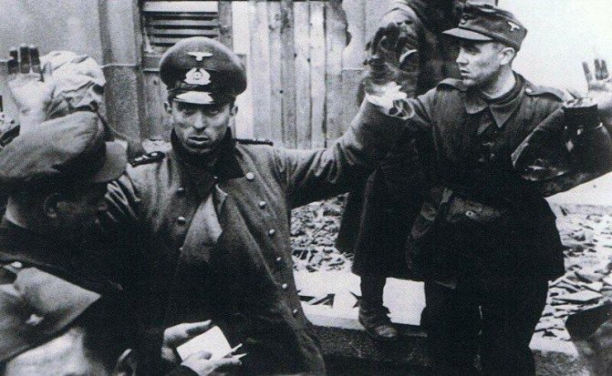 Les soldats soviétiques capturent des soldats allemands