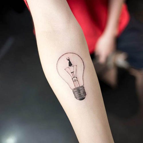 Tatouages modernes pour filles sur le bras. Croquis, sens, photos