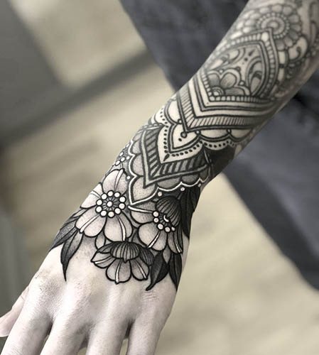 Tatouages modernes pour filles sur le bras. Croquis, sens, photos