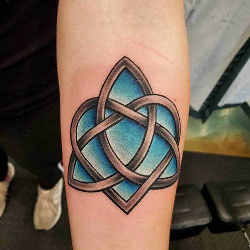 Tatouages modernes pour filles sur le bras. Croquis, sens, photos