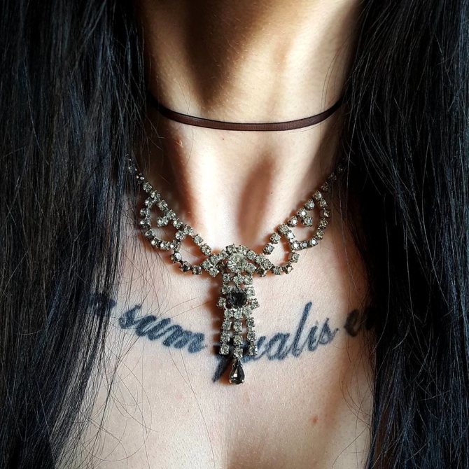 Les salons de tatouage modernes sur les sites web offrent un choix de