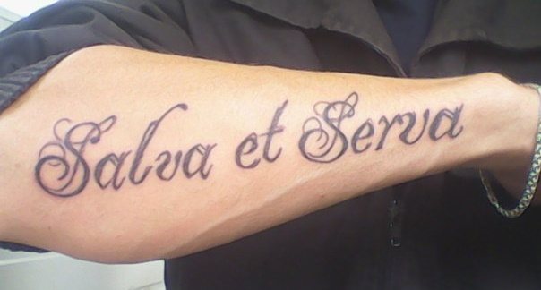 Enregistrer et sauvegarder un tatouage sur le bras, le dos, l'avant-bras en latin, russe. Photos, qu'est-ce que ça veut dire, croquis