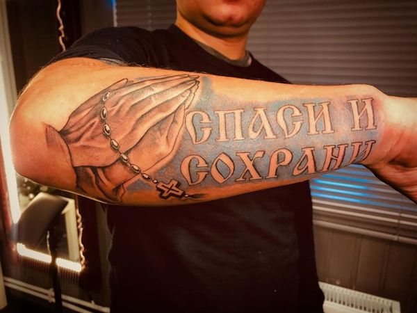 Enregistrer et sauvegarder un tatouage sur le bras, le dos, l'avant-bras en latin, russe. Photos, qu'est-ce que ça veut dire, croquis
