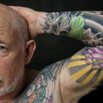 Vieil homme avec un tatouage