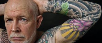 Vieil homme avec un tatouage