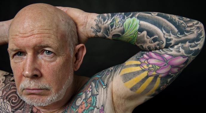Vieil homme avec un tatouage