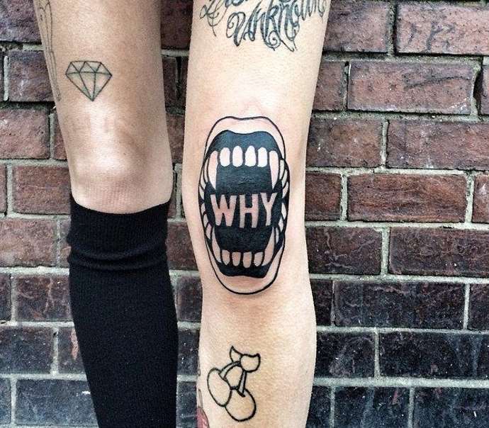 Tatouage effrayant sur le genou d'une fille