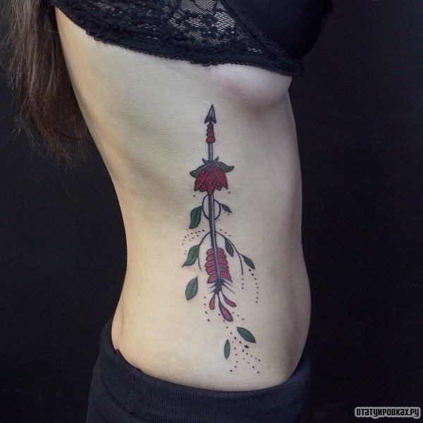 Flèche avec des fleurs sur le côté d'une fille