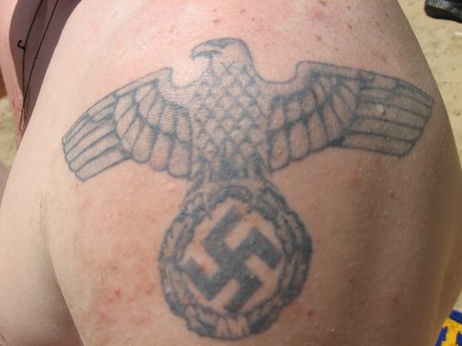 Le tatouage de la svastika comme signe de rejet du régime
