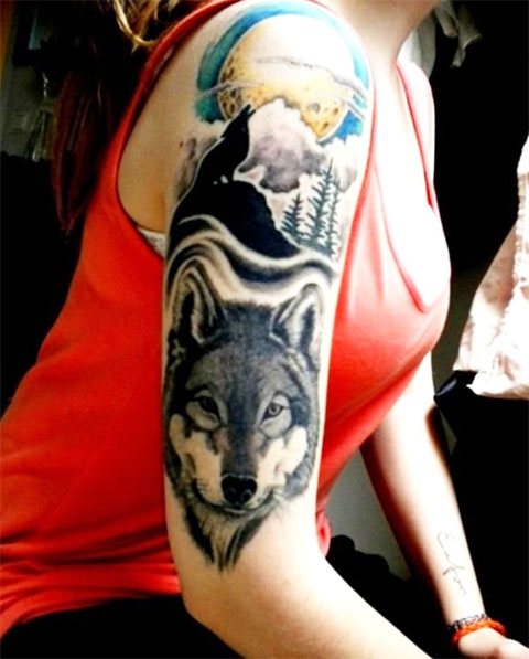 Tatouage avec un loup sur l'épaule d'une fille