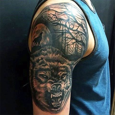 Tatouage de scène avec loup sur les épaules