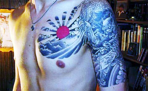 Tatouage du soleil sur la poitrine
