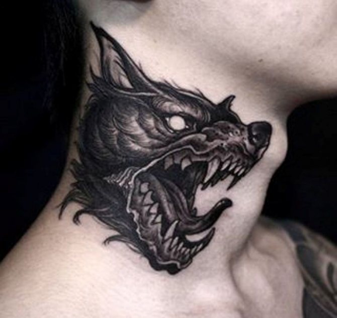 Un tatouage de loup souriant de cette taille montrera à tout le monde qu'il s'agit d'une personne déterminée.