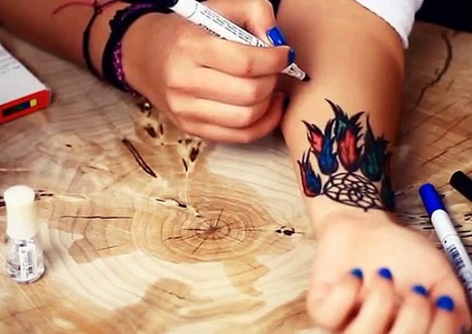 Ils peuvent être utilisés pour corriger un tatouage qui a commencé à se détacher.