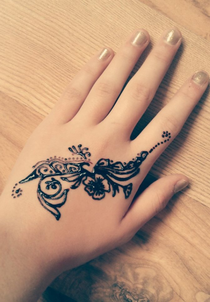 Ce petit motif mehendi est parfait pour une utilisation quotidienne.