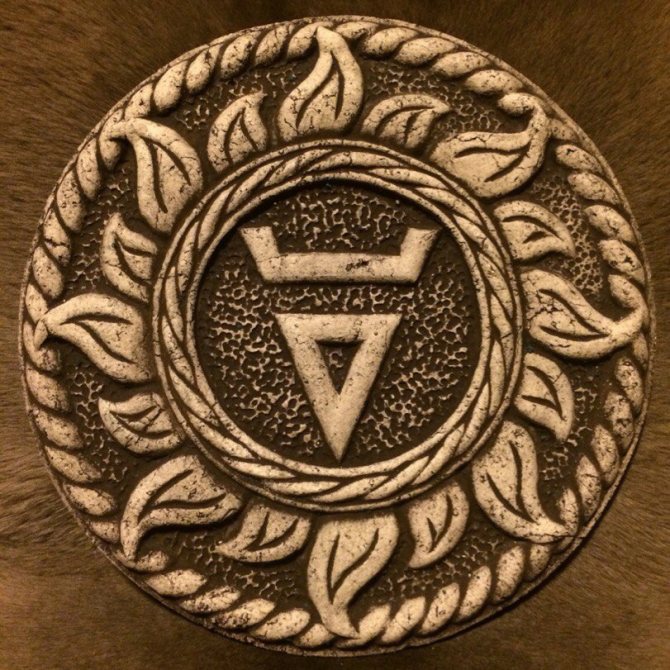 Un tel symbole du dieu Vélez peut être représenté sous la forme d'une amulette tatouée.