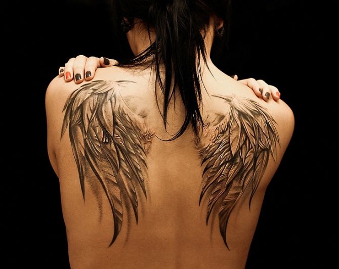 Le tatouage peut également occuper toute l'omoplate.