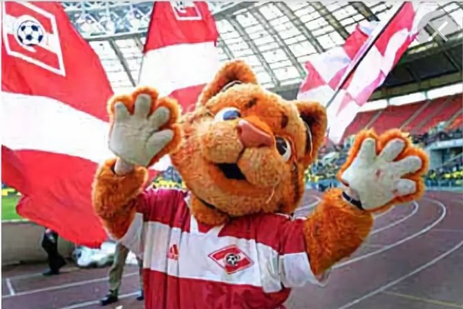 ♪ La mascotte de Spartacus, le chat rouge ♪