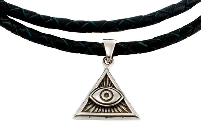 Charmes et amulettes avec l'œil qui voit tout