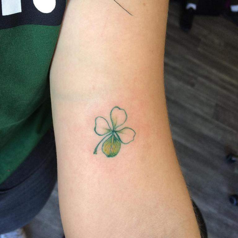 Tatouage d'un trèfle à 4 feuilles