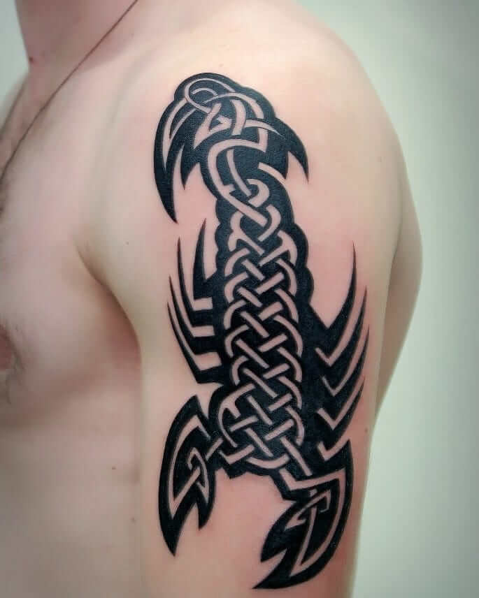 Tatouage scorpion abstrait sur l'épaule