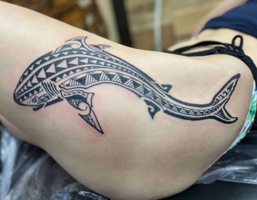 tatouage de requin de style polynésien