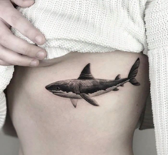 signification du tatouage de requin sur les côtes