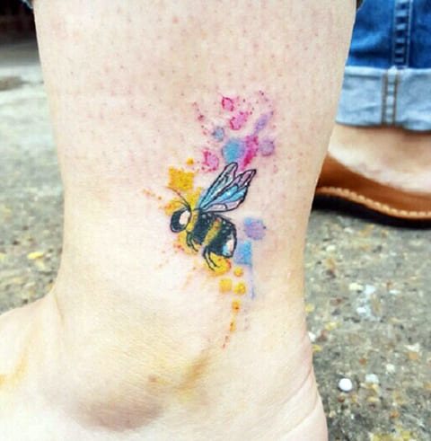 Tatouage aquarelle abeille