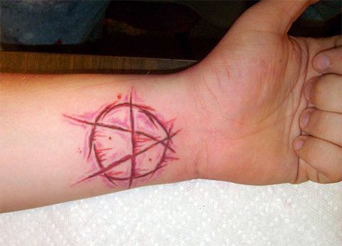 Tatouer l'anarchie sur le poignet