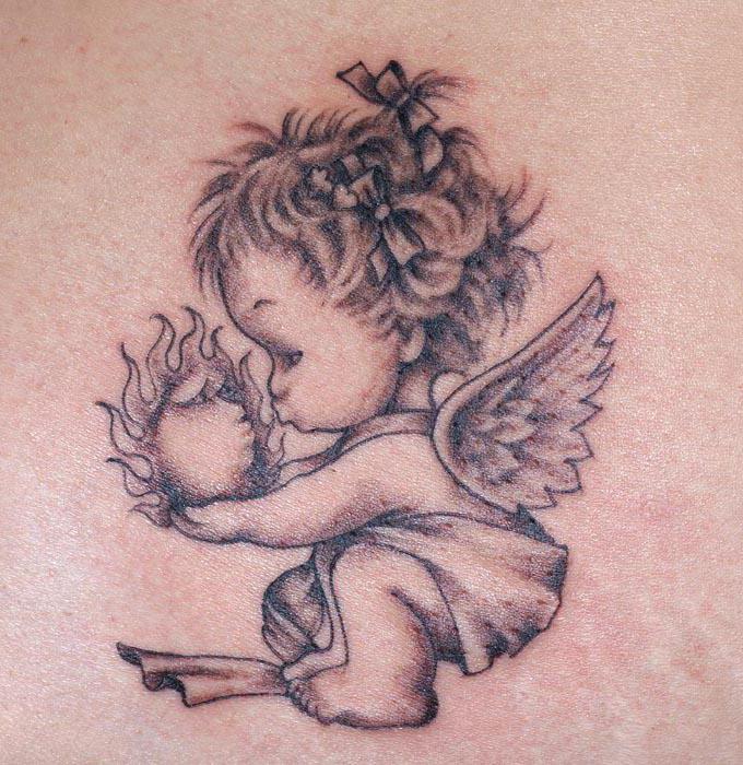 tatouage ange gardien sur l'épaule
