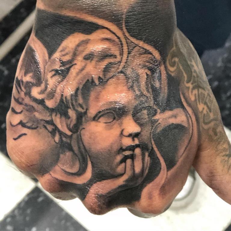 Tatouage d'un ange sur le poignet