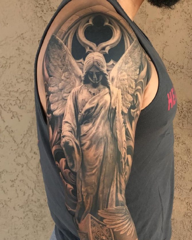 Tatouage d'un ange sur l'épaule