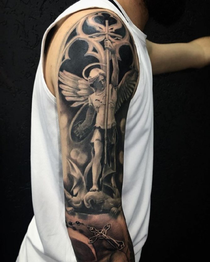 Tatouage d'un ange avec une croix