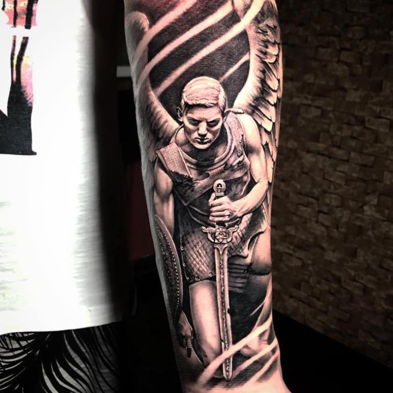 Tatouage ange avec épée