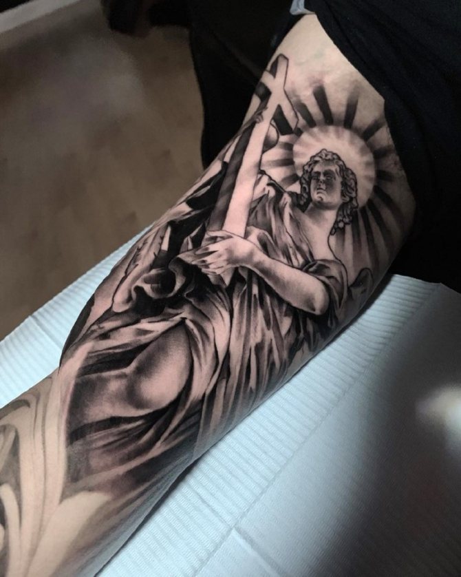 Tatouage d'un ange gardien sur la main