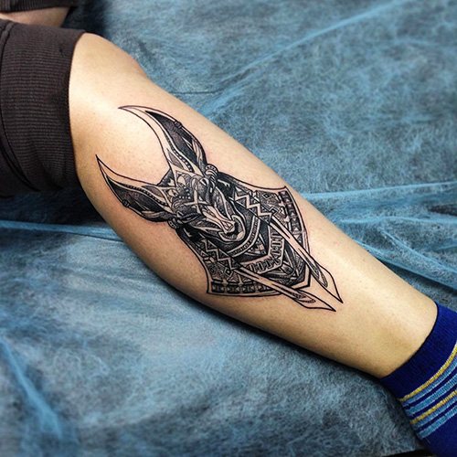 Tatouage d'Anubis, le dieu de l'Égypte. Signification, motifs, photo-tatouages pour hommes et femmes