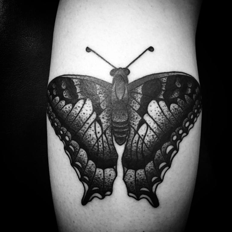 Tatouage papillon masculin sur le dos