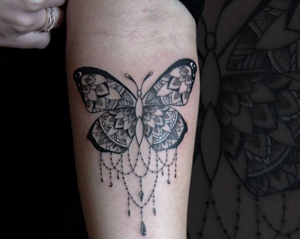 Tatouage de papillon. Signification pour les filles, photos, croquis sur la taille, le bras, les fesses, le cou, la jambe, l'épaule...