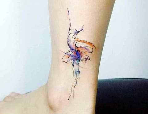 Tatouage de ballerine sur une jambe de fille