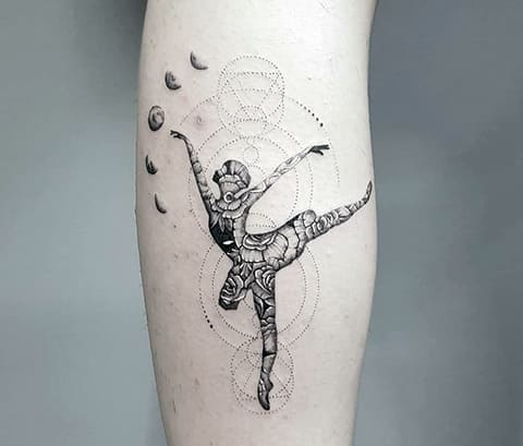 Tatouage de ballerine dans un style géométrique