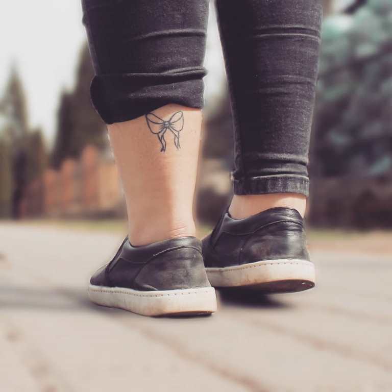 Signification du tatouage nœud papillon sur les jambes arrière