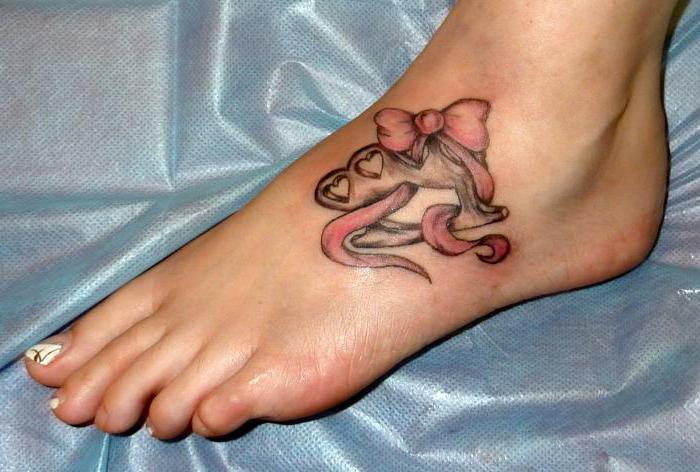 Tatouage d'un arc sur les jambes