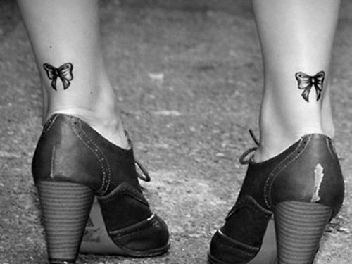 Tatouage d'un nœud papillon sur les jambes