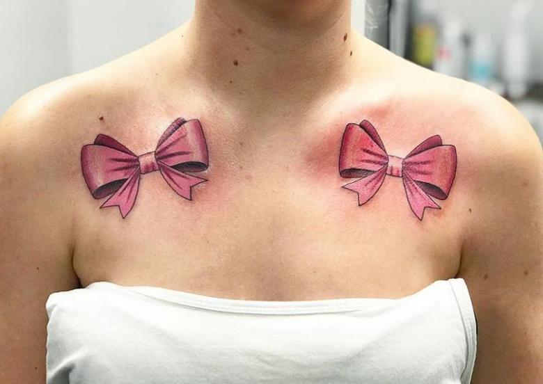 Les nœuds de tatouage simulent des bretelles de soutien-gorge